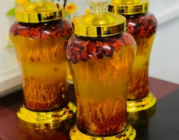 Rượu sâm táo đỏ nếp cái hoa vàng 500ML